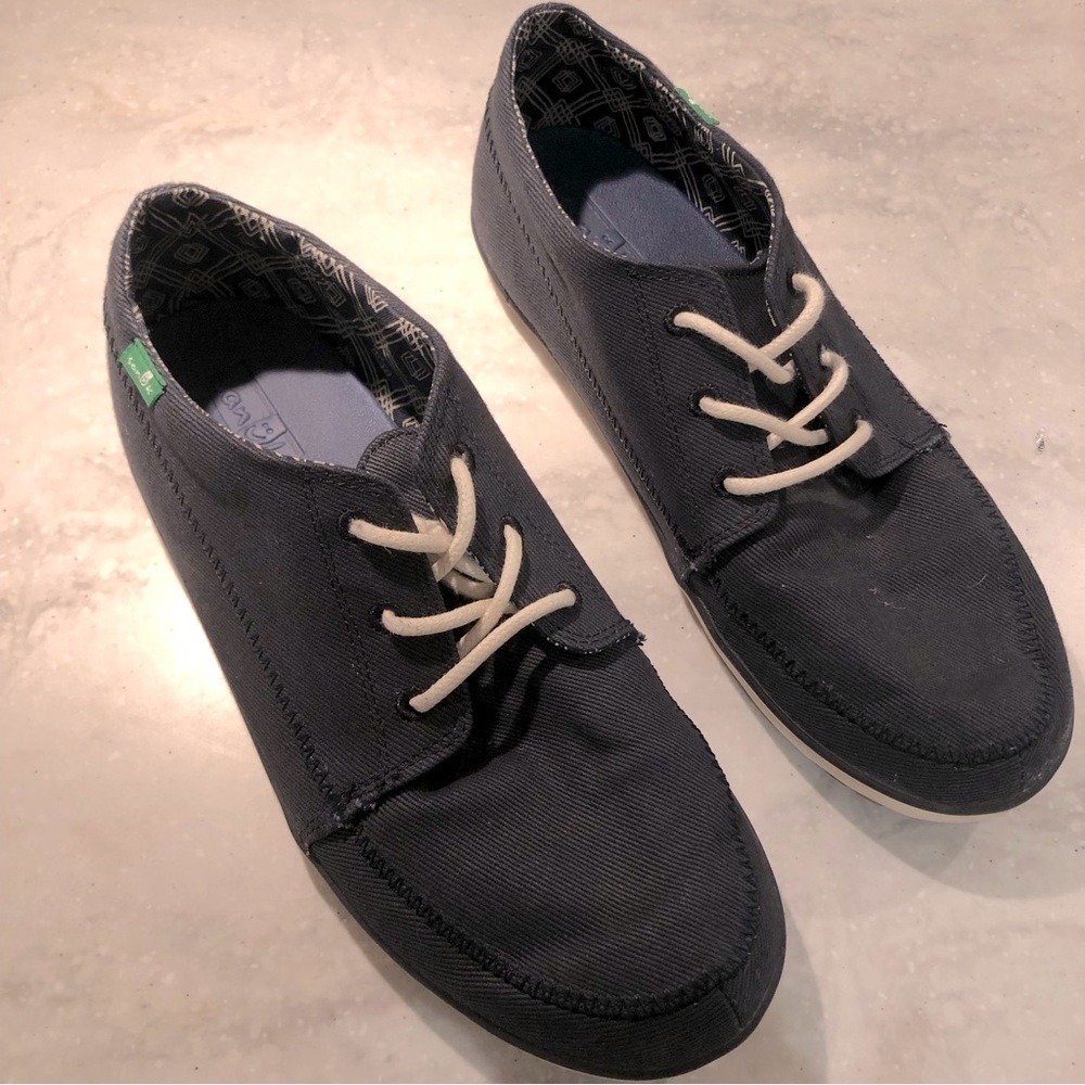 Sanuk blue men’s lace up light sneakers. EUC!